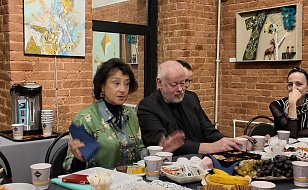 Сотрудники музея в гостях у галереи East Meets West Gallery на традиционных «Беседах за чаем» в рамках выставки «Василий Власов. Сны об Африке»