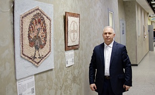 В МФЮА открылась инклюзивная художественная выставка «Диалог в красках»